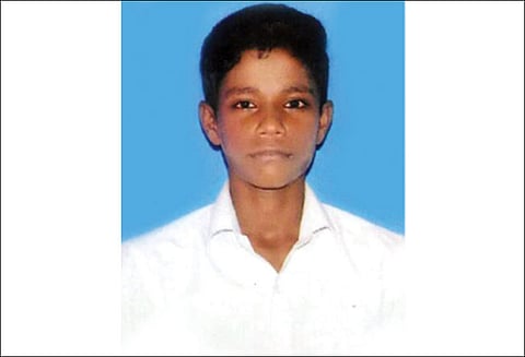 கடலில் குளித்த 3 பேரை அலை இழுத்துச் சென்றது: 2 பேர் மீட்பு; பிளஸ்-2 மாணவர் கதி என்ன?