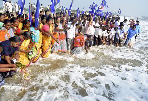 கடலூர்: சுனாமி நினைவிடத்தில் மீனவ அமைப்புகள், பொதுமக்கள் அஞ்சலி