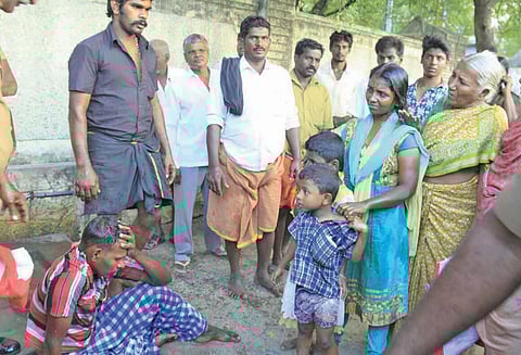 நெல்லை கலெக்டர் அலுவலகத்தில் ஒரே குடும்பத்தை சேர்ந்த 4 பேர் தீக்குளிக்க முயற்சி