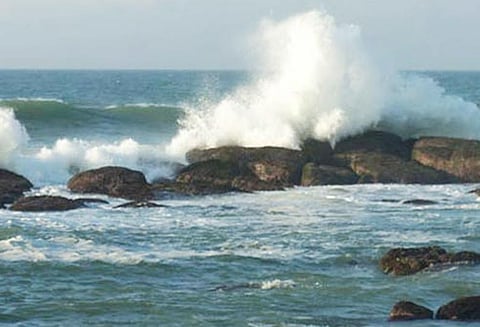 கன்னியாகுமரி கடலில் சூறாவளி காற்றில் சிக்கி, விசைப்படகில் தத்தளித்த 10 பேர் மீட்பு