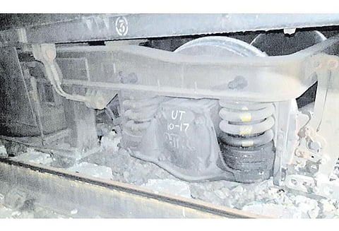 ஆவடி அருகே மின்சார ரெயிலில் 2 பெட்டிகள் தடம் புரண்டன