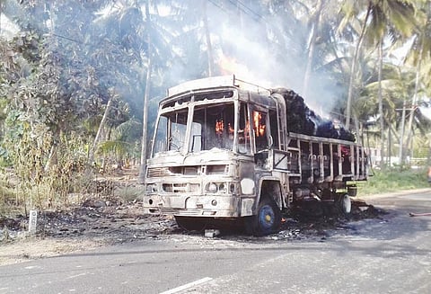 மின்கம்பியில் உரசியதில் தென்னை நார் ஏற்றி வந்த லாரி தீப்பிடித்து எரிந்தது