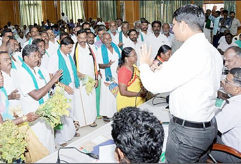 கடலில் ஆற்றுநீர் வீணாக கலப்பதை தடுக்க ஆழ்வார்திருநகரி அருகே தடுப்பணை கட்டப்படும்