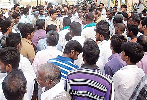 மணல் குவாரி திறக்க வேண்டும் 10 கிராமத்தை சேர்ந்த மக்கள் தாசில்தாரிடம் கோரிக்கை