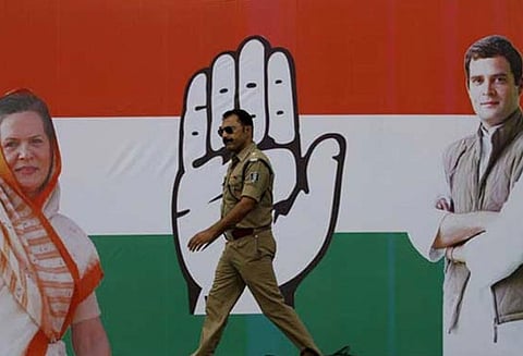 மேகாலயா மாநிலத்தில் காங்கிரஸ் கட்சியைச்சேர்ந்த 8 எம்.எல்.ஏ.க்கள் திடீர் ராஜினாமா