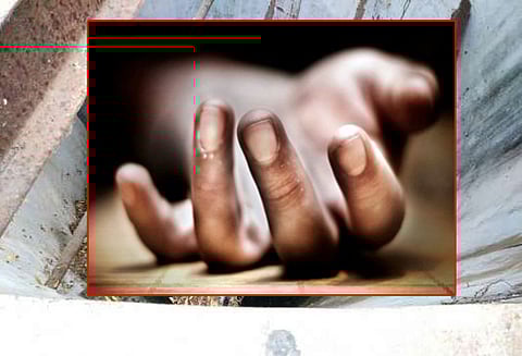 மின்வாரிய அலுவலகத்தில் உள்ள பாழடைந்த கிணற்றில் குதித்த மர்மநபர்