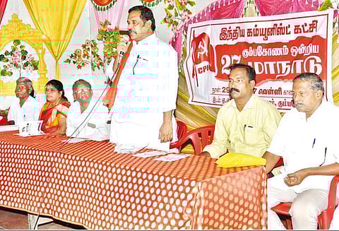 கும்பகோணத்தில் உள்ள பாசன வாய்க்கால்களில் ஆக்கிரமிப்புகளை அகற்ற வேண்டும்