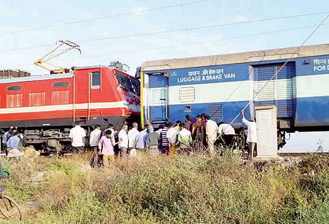 அரக்கோணம் அருகே தண்டவாளத்தில் விரிசல் ரெயில்கள் மாற்றுப்பாதையில் இயக்கப்பட்டன