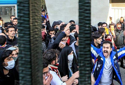 ஈரானில் அதிபருக்கு எதிராக தொடர் போராட்டம், வன்முறை: போலீஸ்காரர் சுட்டுக்கொலை