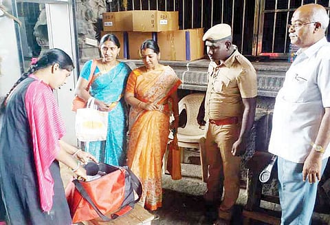 அருணாசலேஸ்வரர் கோவிலுக்கு வெடிகுண்டு மிரட்டல் மெட்டல் டிடெக்டர் கருவி மூலம் சோதனை