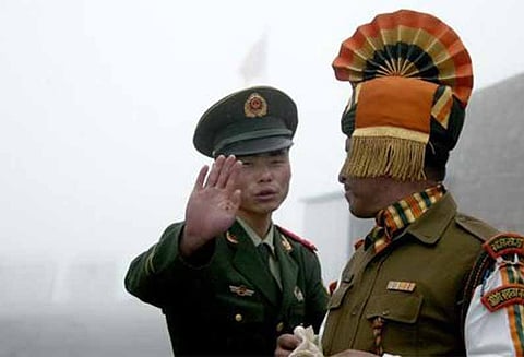 ரோடு போடும் இயந்திரத்துடன் இந்திய எல்லைக்குள் புகுந்த சீன ராணுவம்