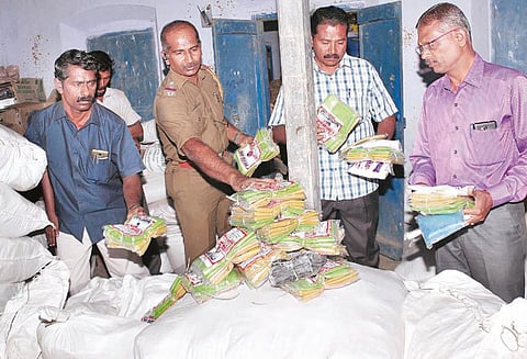 நாகர்கோவிலில் அதிகாரிகள் திடீர் சோதனை: குடோனில் பதுக்கிய 1½ டன் பாலித்தீன் பைகள் பறிமுதல்