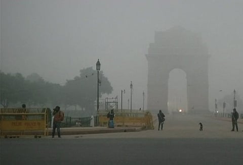 டெல்லியில் இன்றும் கடும் பனிமூட்டம்: ரயில், விமான சேவைகள் பாதிப்பு