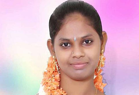 ஒருதலைக்காதல் இளம் பெண்ணை கத்தியால் குத்தி கொலை செய்த வாலிபர்