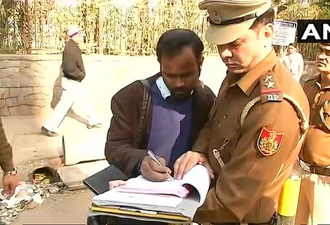 பொது இடங்களில் புகைப்பிடிப்பவர்களை பிடித்து அபராதம் விதிக்கும் போலீஸ் பொதுமக்கள் வரவேற்பு