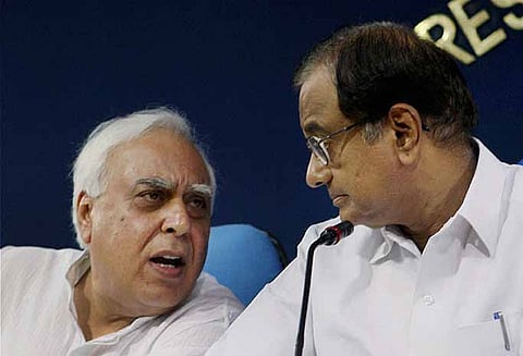 எம்.பி.க்கள், எம்.எல்.ஏ.க்கள் வழக்கறிஞர் பணியை தொடரலாமா? இந்திய பார் கவுன்சில்