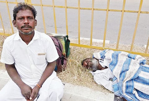 ஓடும் பஸ்சில் இறந்த தொழிலாளியின் பிணத்தை நடுரோட்டில் இறக்கியதால் பரபரப்பு