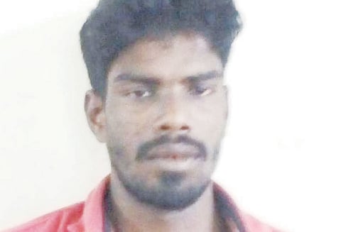 பள்ளி மாணவியை மோட்டார் சைக்கிளில் கடத்தி சென்ற வாலிபரால் பரபரப்பு