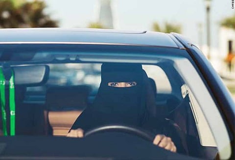 சவுதி அரேபியாவில் பெண் ஓட்டுனர்களை பணியமர்த்தும் கால் டாக்ஸி நிறுவனங்கள்