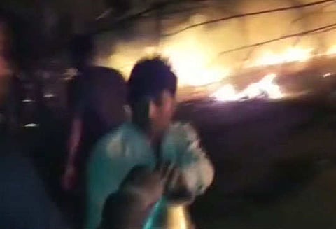 குஜராத்தில் ஆன்மீக தலைவர் நடத்திய முகாமில் பயங்கர தீ விபத்து: 3 பேர் பலி