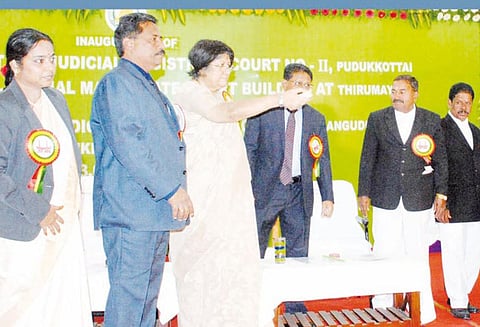 நிலுவையில் உள்ள வழக்குகளை முடிக்க வழக்கறிஞர்கள் விரைந்து செயல்பட வேண்டும்