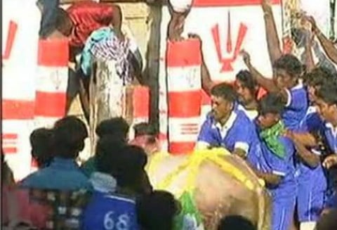 மதுரை மாவட்டம் அவனியாபுரத்தில் ஜல்லிக்கட்டு துவங்கியது