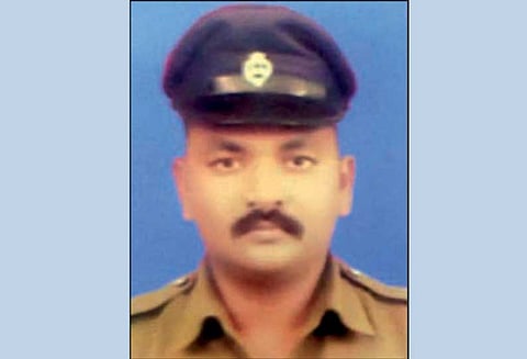 பொங்கலுக்கு ஊருக்கு செல்வதில் மனைவியுடன் தகராறு: திருப்பூர் போலீஸ்காரர் தூக்குப்போட்டு தற்கொலை