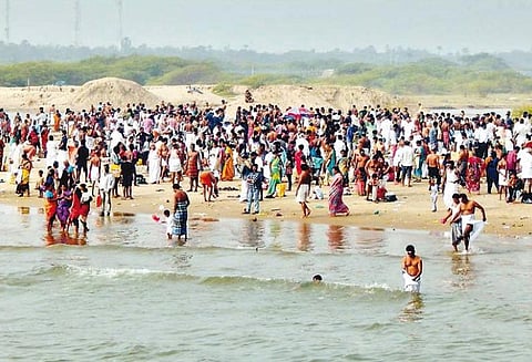 தை மாத அமாவாசையையொட்டி புனிதநீராடி மூதாதையர்களுக்கு திதி கொடுத்து வழிபாடு