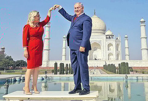 மனைவியுடன் இஸ்ரேல் பிரதமர் தாஜ்மகாலை சுற்றிப்பார்த்தார்