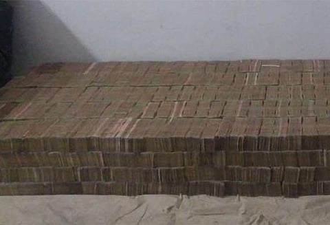 குடியிருப்பு பகுதியில் இருந்து ரூ. 100 கோடி பழைய ரூபாய் நோட்டுகளை என்ஐஏ பறிமுதல் செய்தது