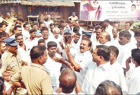 எம்.ஜி.ஆர். சிலைக்கு மாலை அணிவிக்க காலஅவகாசம் தராததால் போலீசாரை கண்டித்து தர்ணா