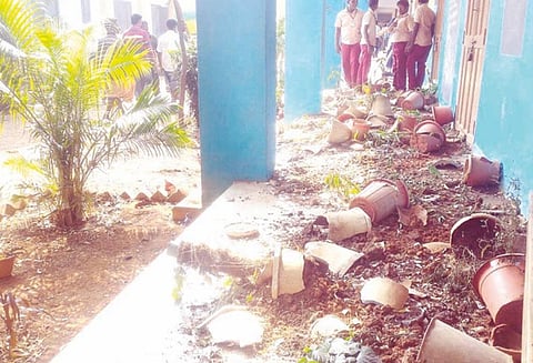 பொங்கல் விடுமுறையின் போது அரசு பள்ளிக்கூடத்தை சூறையாடிய மர்ம கும்பல்