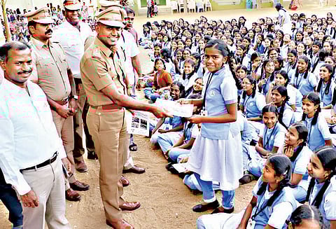 பள்ளி மாணவர்கள் மூலம் பெற்றோரிடம் உறுதிமொழி வாங்கும் திட்டம்