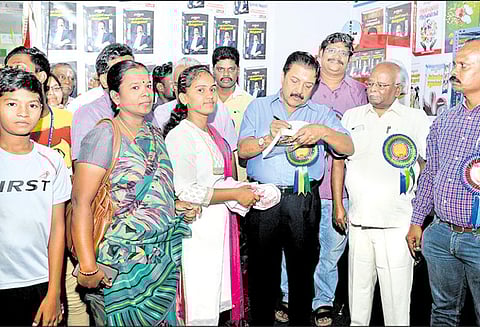 சென்னை புத்தக கண்காட்சி தினத்தந்தி அரங்கில் நடிகர் சிவகுமார், கையெழுத்திட்டு புத்தகங்களை விற்பனை செய்தார்