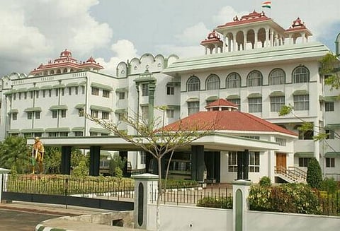 தமிழகத்தில் உள்ள மணல் குவாரிகளை 6 மாதங்களில் மூட பிறப்பித்த உத்தரவு தொடரும்: ஐகோர்ட் மதுரை கிளை