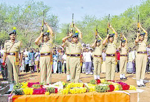 பாகிஸ்தான் தாக்குதலில் வீர மரணமடைந்த தமிழக ராணுவ வீரர் உடல் சொந்த ஊரில் அடக்கம்