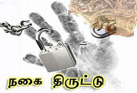 மாதவரத்தில் பட்டப்பகலில் வீட்டின் பூட்டை உடைத்து நகை- வெள்ளிப்பொருட்கள் திருட்டு