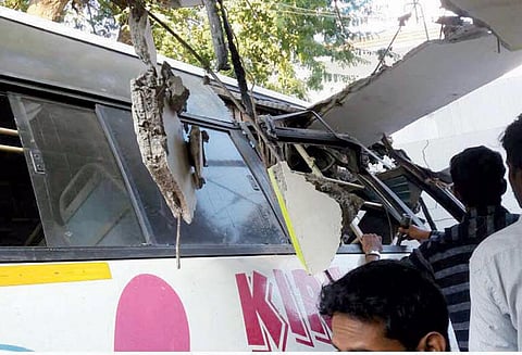 டிரைவரின் கட்டுப்பாட்டை இழந்து தறிகெட்டு ஓடிய தனியார் பஸ் வீடுகளை இடித்து புகுந்தது