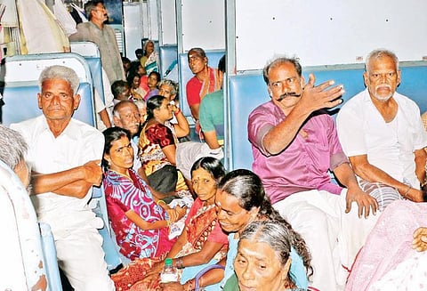 பஸ் கட்டண உயர்வு எதிரொலி: ரெயில்களில் பயணிகள் கூட்டம் அலைமோதியது