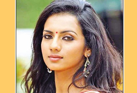 தமிழ் படத்தில் நடிக்க வாய்ப்பு தருவதாக கூறி பட அதிபர் எனக்கு செக்ஸ் தொல்லை கொடுத்தார் நடிகை சுருதி ஹரிகரன் புகார்