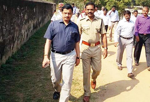 கவர்னர் வருகையால் வேலூர் கோட்டையில் தூய்மைப்பணி கலெக்டர் ஆய்வு