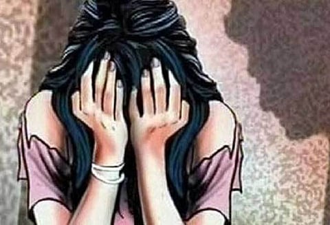 திருமணம் செய்வதாக ஆசை வார்த்தை கூறி இளநீரில் மயக்க மருந்து கலந்து கொடுத்து இளம்பெண் கற்பழிப்பு