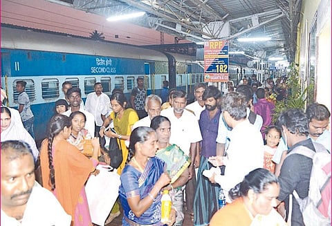 பஸ் கட்டண உயர்வு எதிரொலி: ரெயில்களில் பயணிகள் கூட்டம் அலைமோதியது