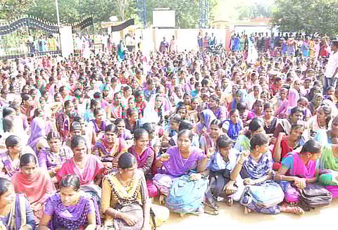 பஸ் கட்டணம் உயர்வு மாணவ-மாணவிகள் போராட்டம் பஸ்கள் சிறைபிடிப்பு