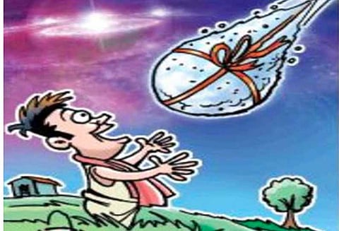 வானில் இருந்து விழுந்த வினோத பொருள் அதிர்ஷடம் வரும் என அள்ளிச்சென்ற மக்கள்