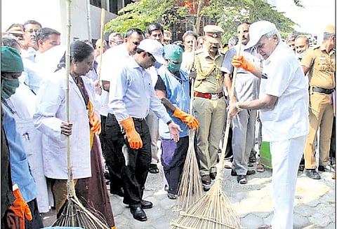 வேலூரில் கவர்னர் பன்வாரிலால் புரோகித் ஆய்வு கோட்டையை சுற்றிப்பார்த்தார்