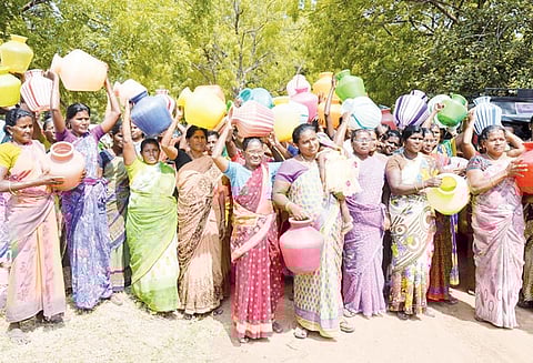 கலெக்டர் அலுவலகத்தில் காலிக்குடங்களுடன் கிராம மக்கள் ஆர்ப்பாட்டம்