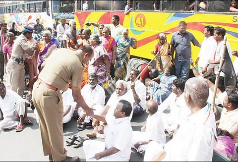 வீடுகளில் கருப்புக்கொடி ஏற்றி பொதுமக்கள் சாலைமறியல் கோவில் இடத்தை ஆக்கிரமித்துள்ளதாகவும் குற்றச்சாட்டு
