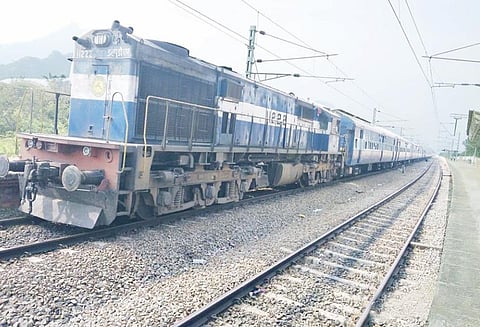 என்ஜின் கோளாறு; கோவை ரெயில் நடுவழியில் நிறுத்தம் 2 ரெயில்கள் தாமதம்