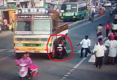 லாரி டிரைவரின் சாமர்த்தியத்தால் ஸ்கூட்டியில் வந்த இளம்பெண் உயிர் தப்பினர்